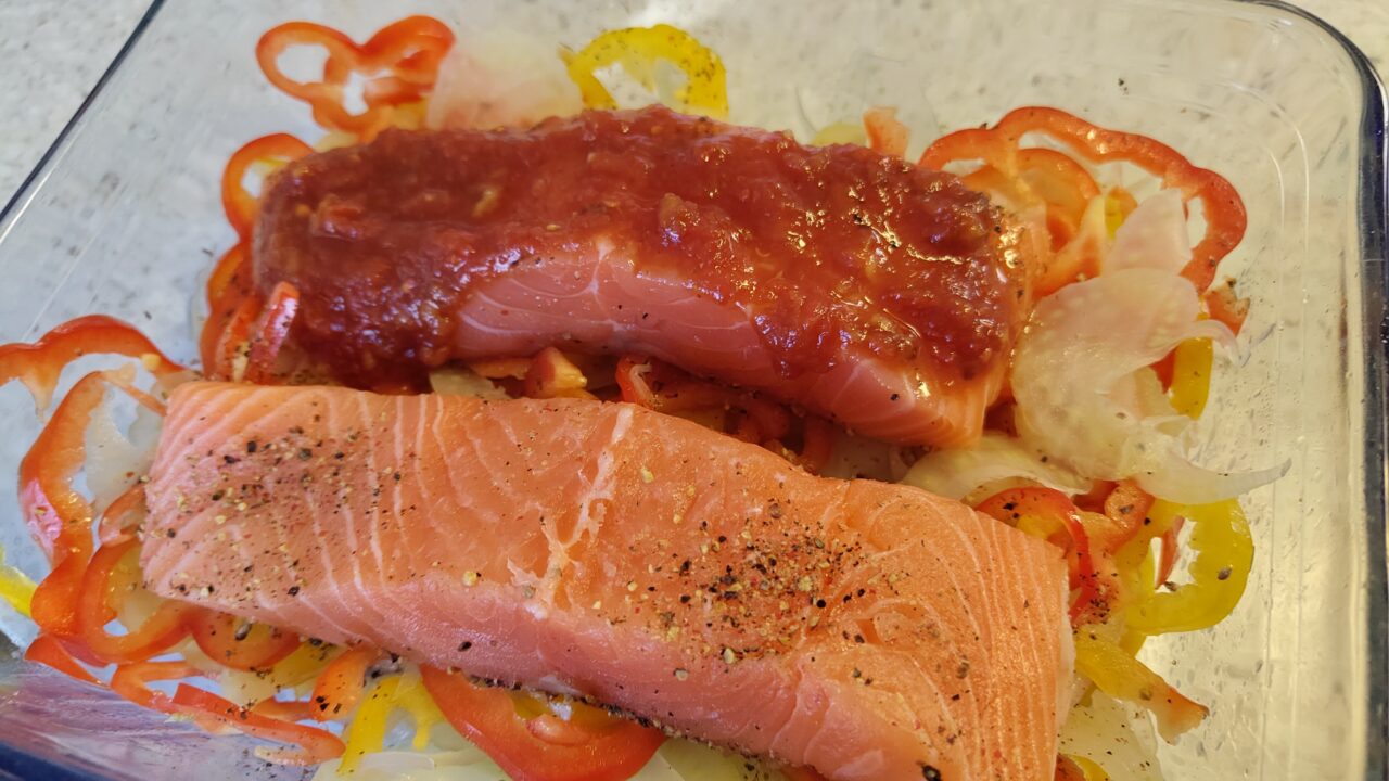 Ovenschotel met zalm in tomaten, soja, knoflooksaus, foto 3