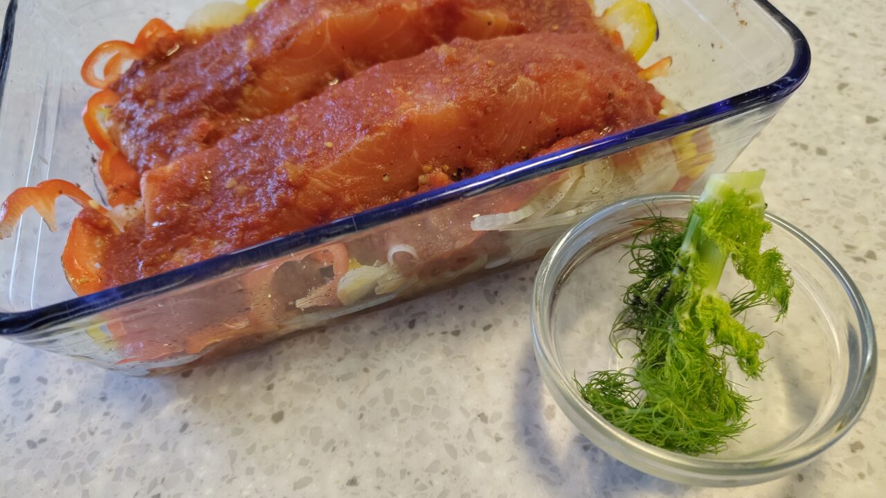 Ovenschotel met zalm in tomaten, soja, knoflooksaus, foto 5