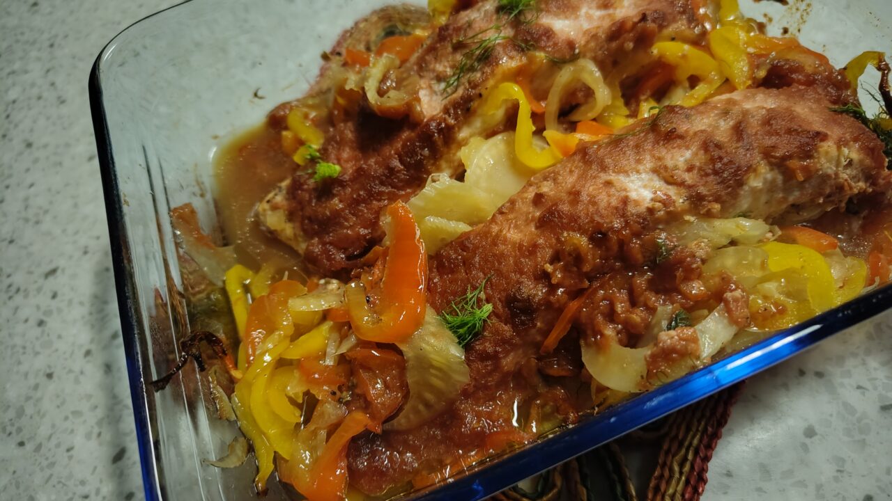 Ovenschotel met zalm in tomaten, soja, knoflooksaus, foto 1