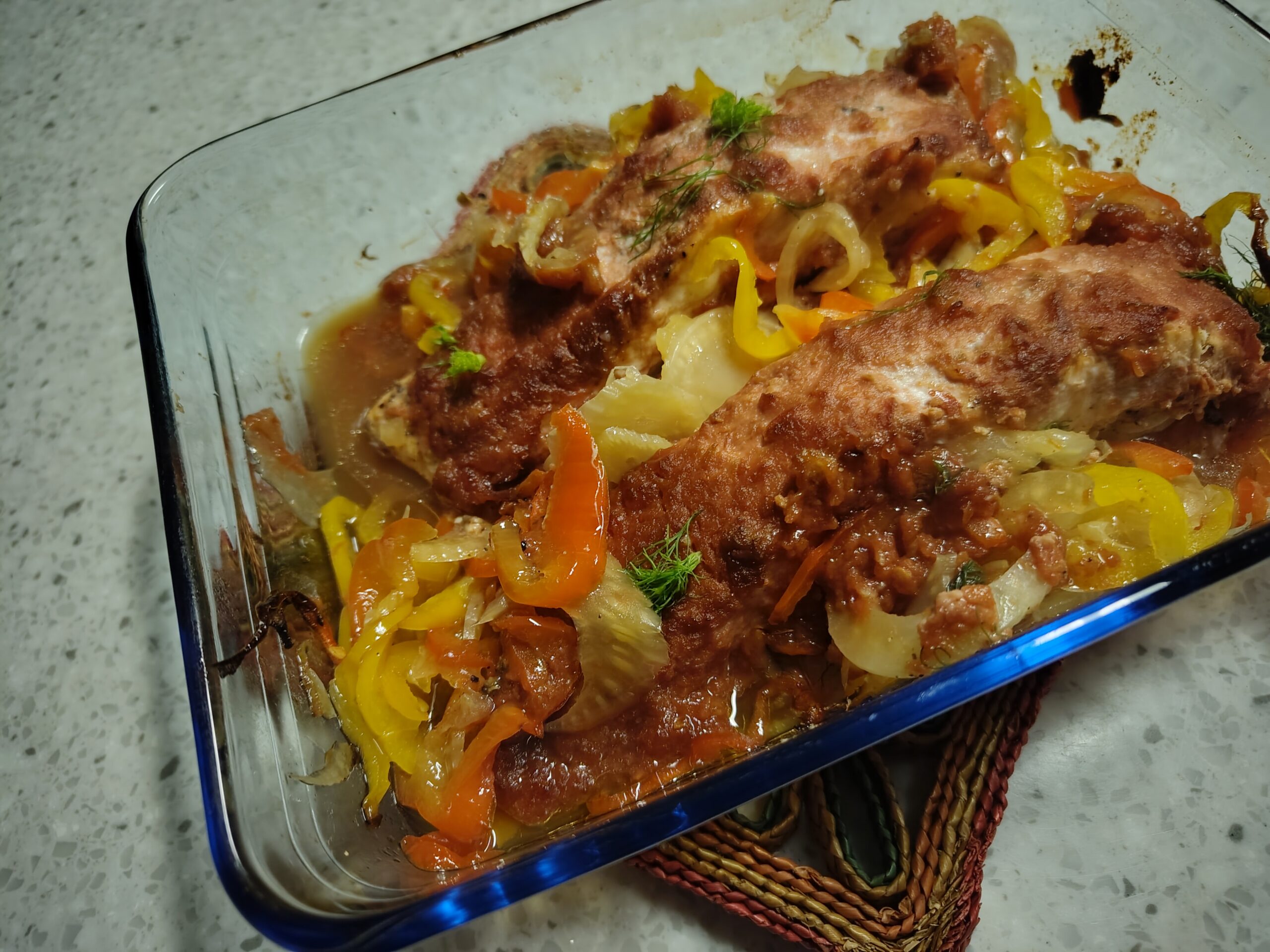 Ovenschotel met zalm in tomaten, soja, knoflooksaus
