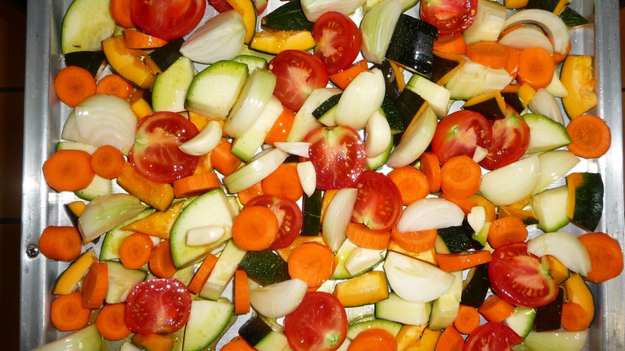 Herfstsoep met pompoen, wortel, courgette en tomaat, foto 2