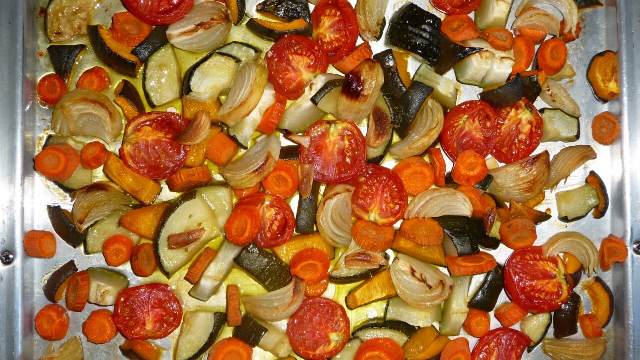 Herfstsoep met pompoen, wortel, courgette en tomaat, foto 3