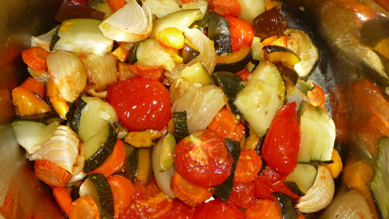 Herfstsoep met pompoen, wortel, courgette en tomaat, foto 4