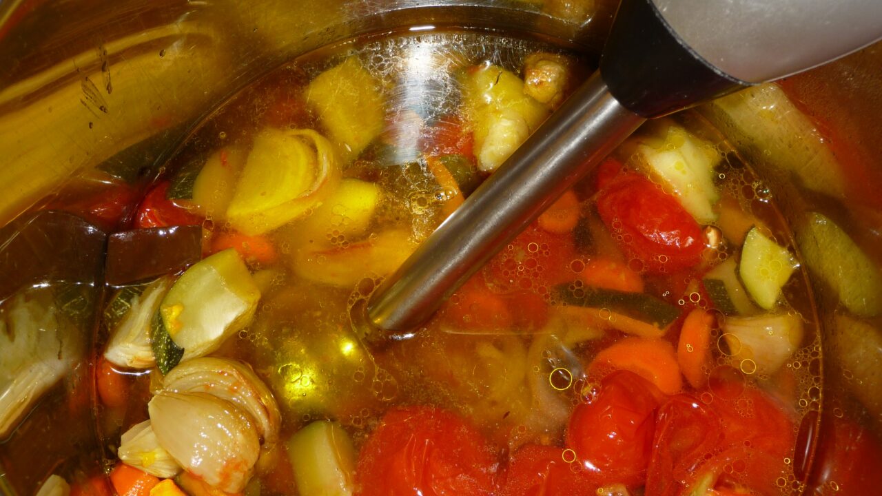 Herfstsoep met pompoen, wortel, courgette en tomaat, foto 5