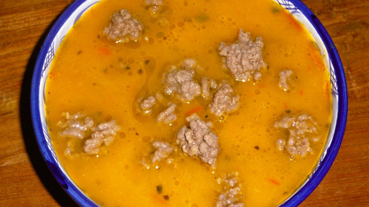 Herfstsoep met pompoen, wortel, courgette en tomaat, foto 1
