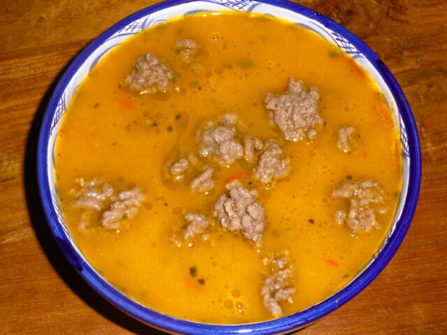 Herfstsoep met pompoen, wortel, courgette en tomaat