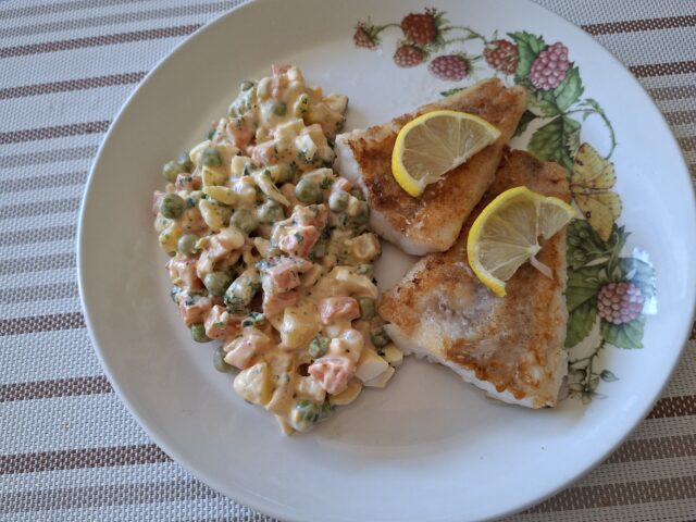 Spaans Russische salade “Ensalada Rusa” met gebakken kabeljauw