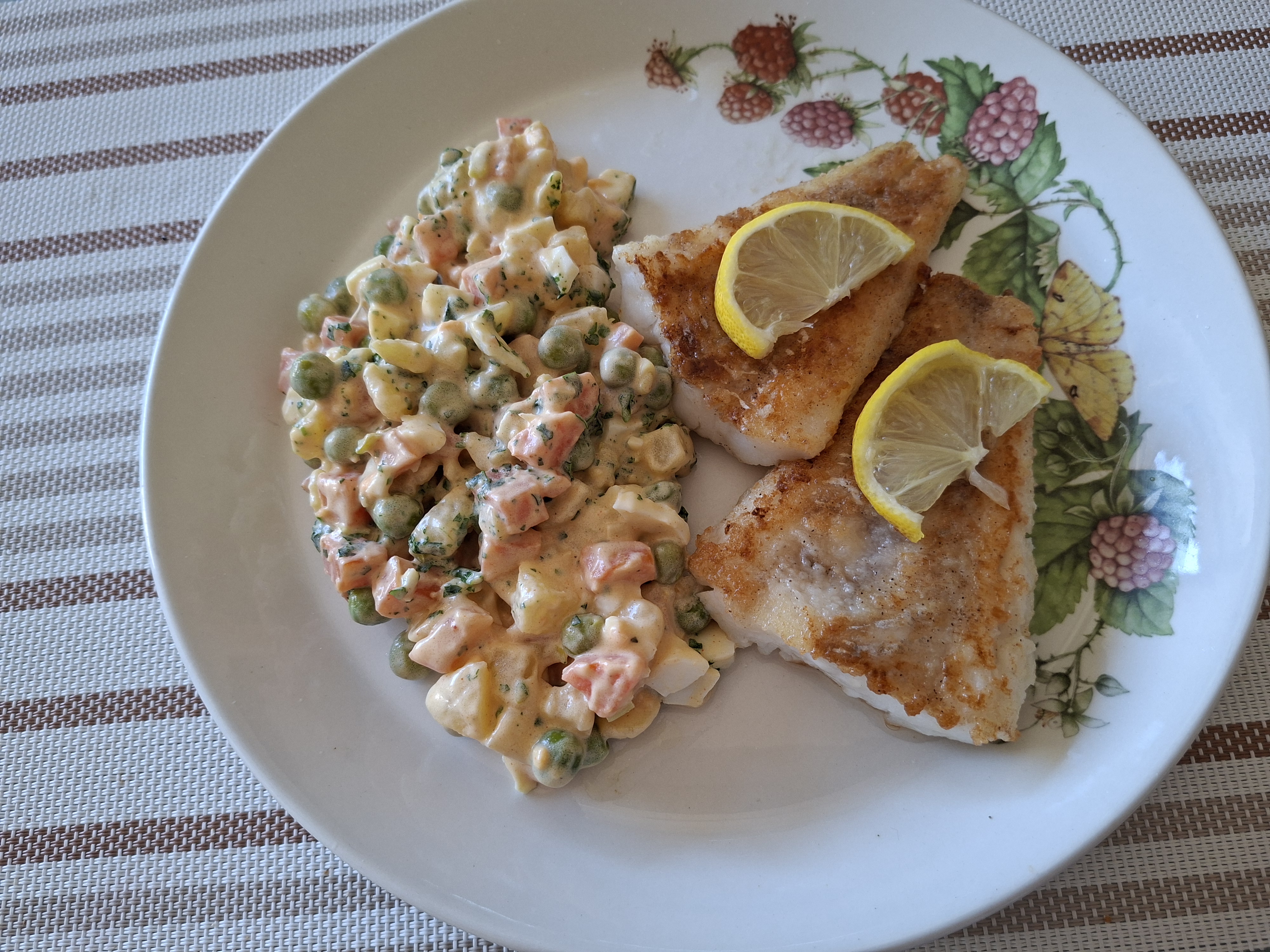 Spaans Russische salade “Ensalada Rusa” met gebakken kabeljauw