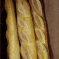 Warm stokbrood met kruidenboter en champignons