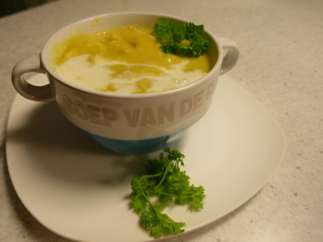 Aardappel – prei – maaltijdsoep met kip en kerrie.