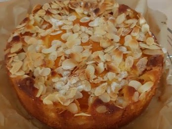 Abrikozentaartje met bitterkoekjes en amandelen