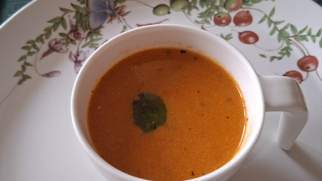 Amuse tomatensoep met basilicumpesto