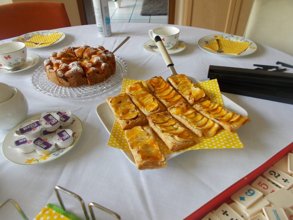 Appel-bladerdeeggebakjes met amandelspijs