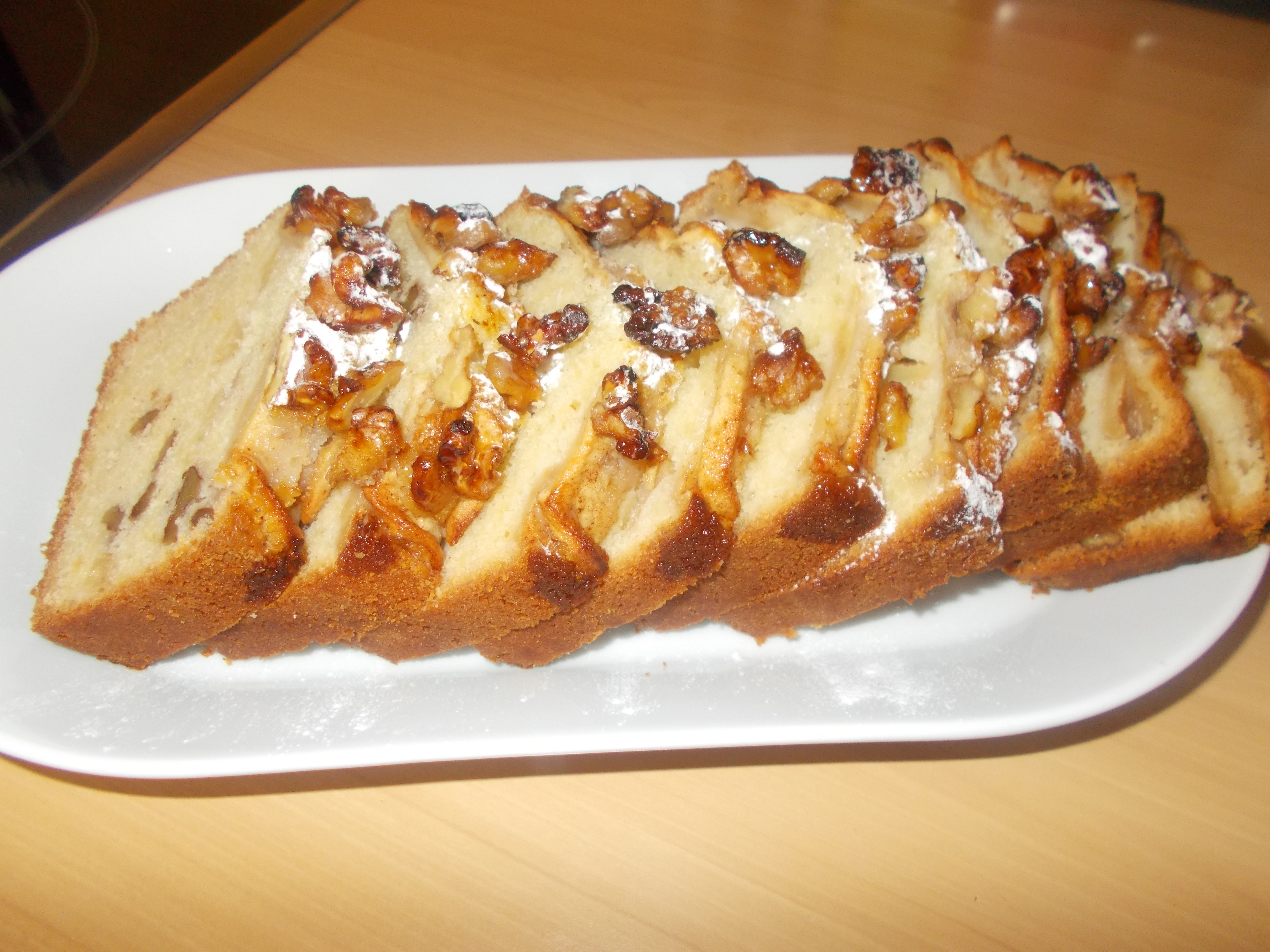 Appelcake met walnoten, rozijnen en een beetje rum