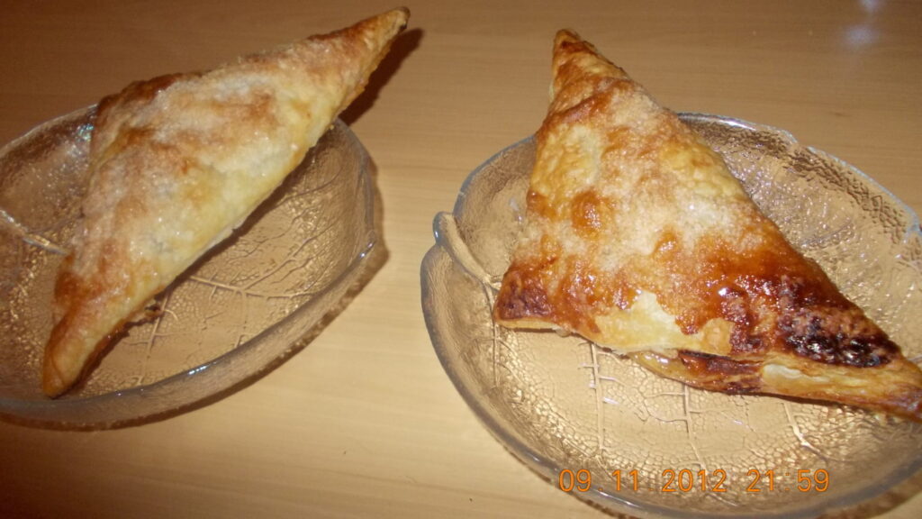 Appelflappen van bladerdeeg met custard en rozijnen