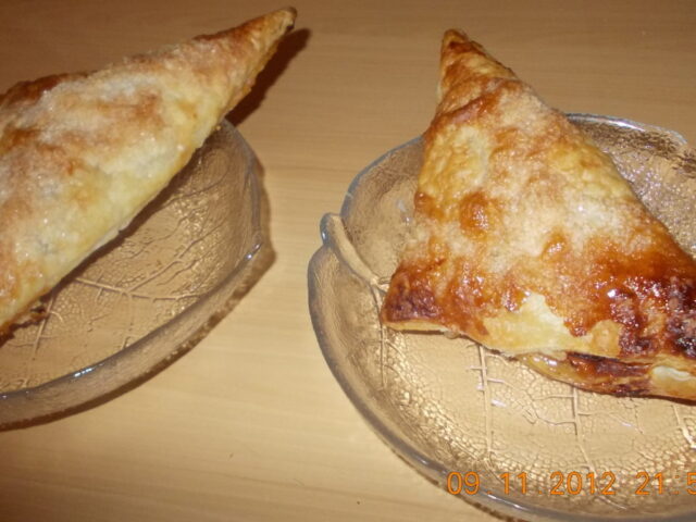 Appelflappen van bladerdeeg met custard en rozijnen