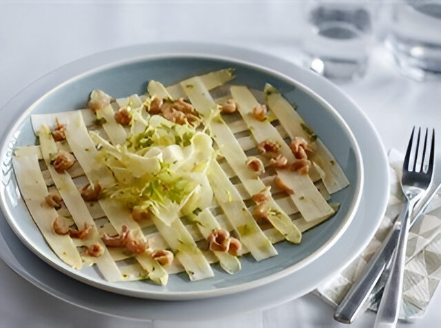 Aspergecarpaccio met kruidenvinaigrette en Hollandse garnaaltjes