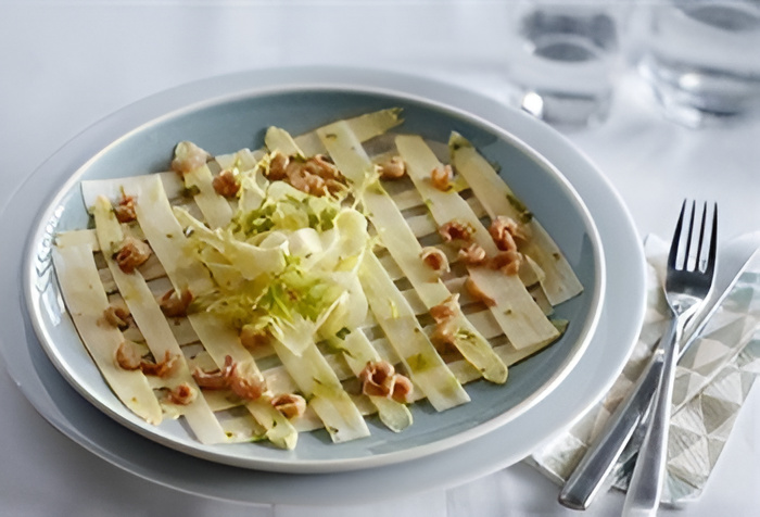 Aspergecarpaccio met kruidenvinaigrette en Hollandse garnaaltjes