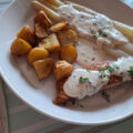 Asperges met gebakken zalmfilet en dille-roomsaus