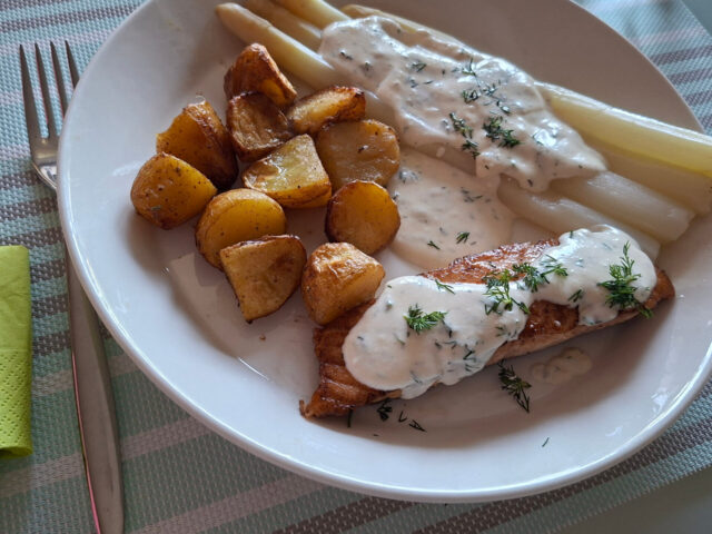 Asperges met gebakken zalmfilet en dille-roomsaus