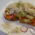 Avocado-ei-spread met gerookte zalm op geroosterd brood…..
