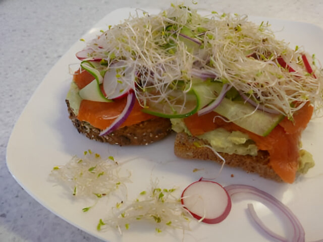 Avocado-ei-spread met gerookte zalm op geroosterd brood…..