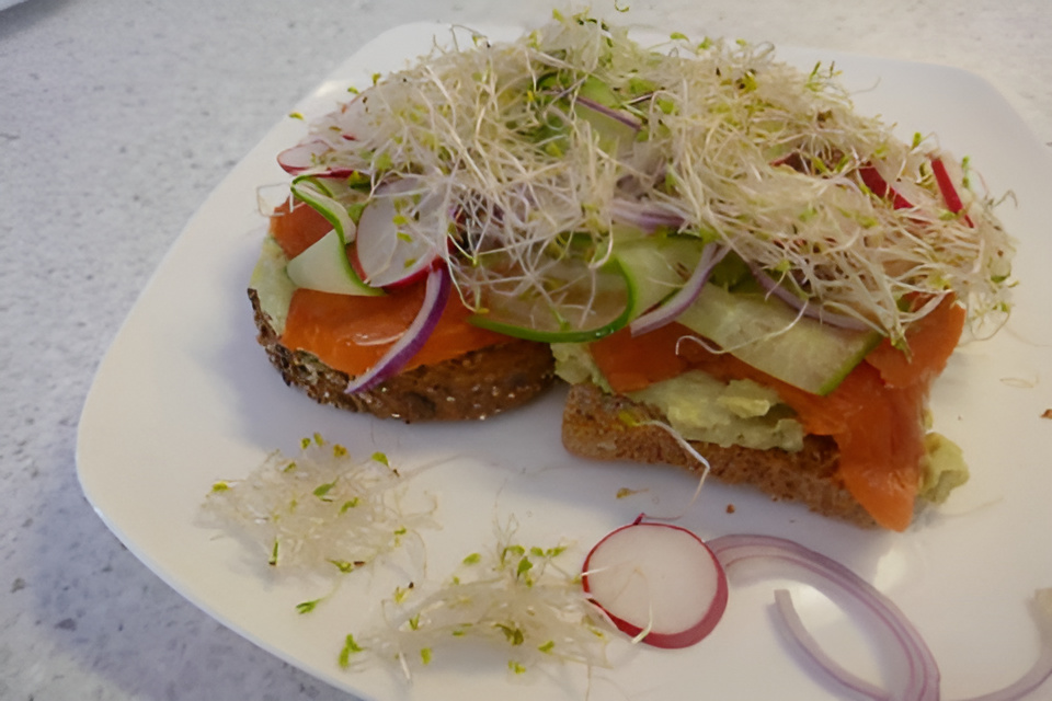 Avocado-ei-spread met gerookte zalm op geroosterd brood.....