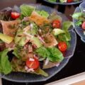 Voorgerecht met gerookte zalm, avocado en een honing-mosterddressing