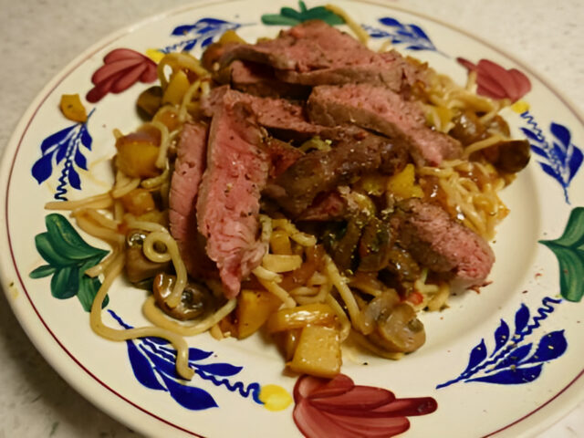 Aziatische Pittige Pastinaakwok met bief , ui en champignons..