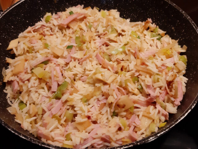 Aziatische rijst met ham en bamboescheuten