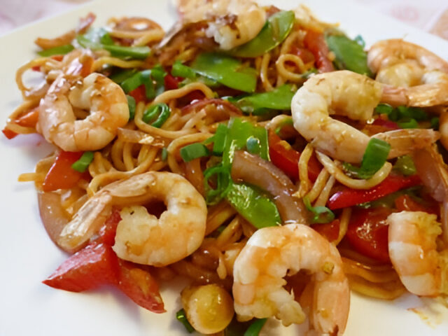 Aziatische wok met zoetzure saus en garnalen. Project Gezond