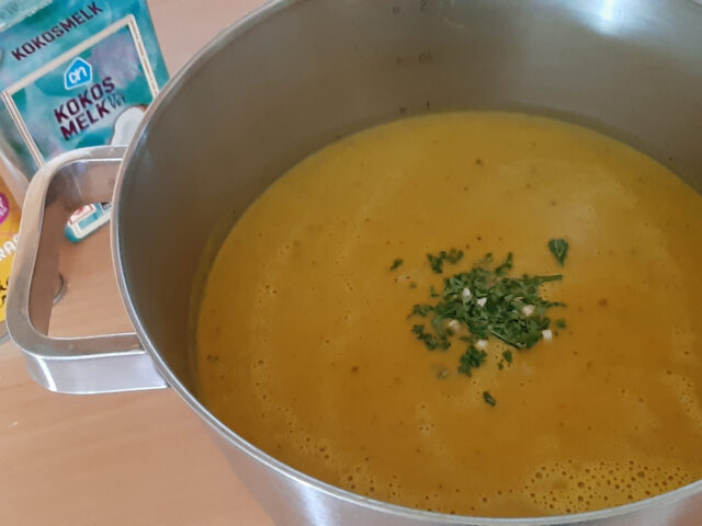 Gekruide bananensoep met kerrie en paprika