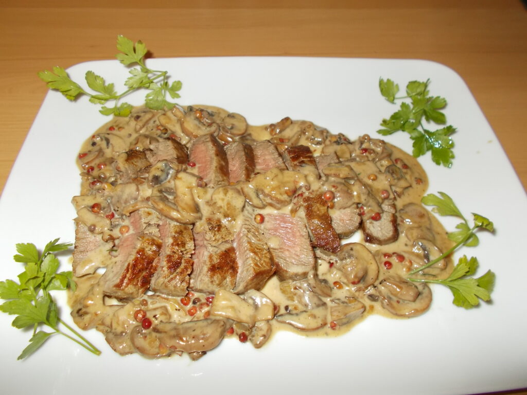 Biefstuk met champignon-roze pepercognacsaus