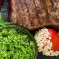Biefstuk in balsamico-wijnsaus met groene pesto