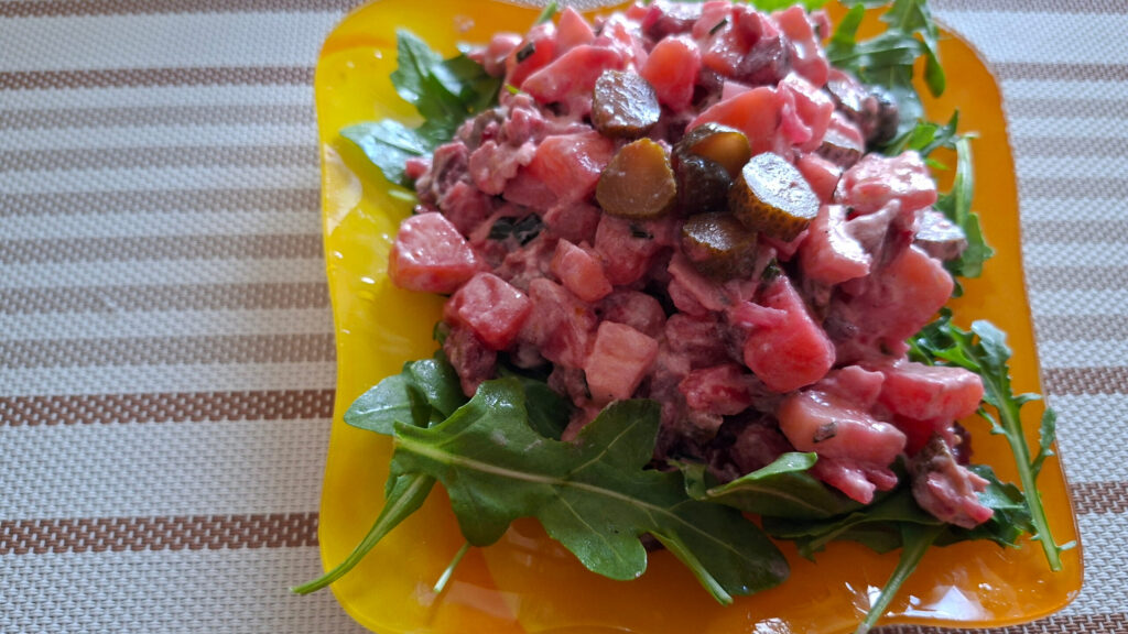 Bietensalade met appel, augurkjes en rucola