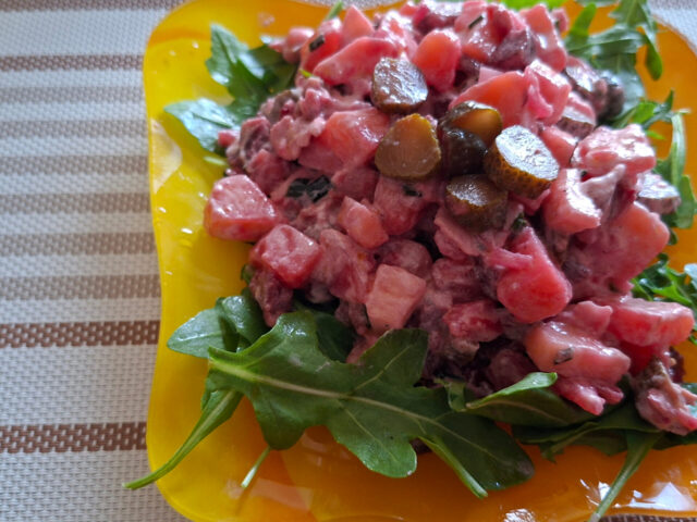 Bietensalade met appel, augurkjes en rucola