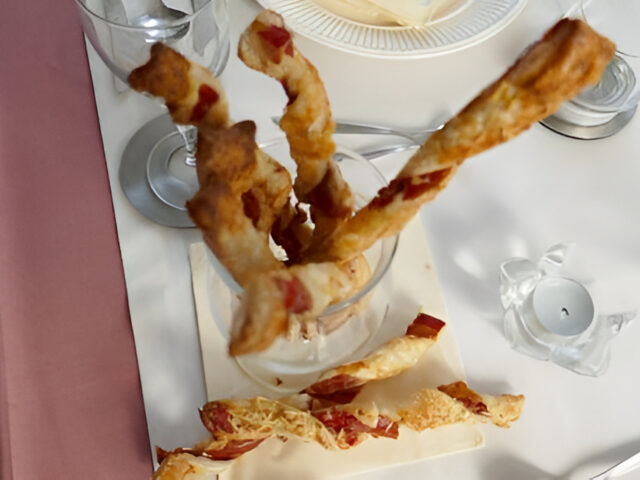 Bladerdeegstengels met serranoham en pecorino. Razend lekker