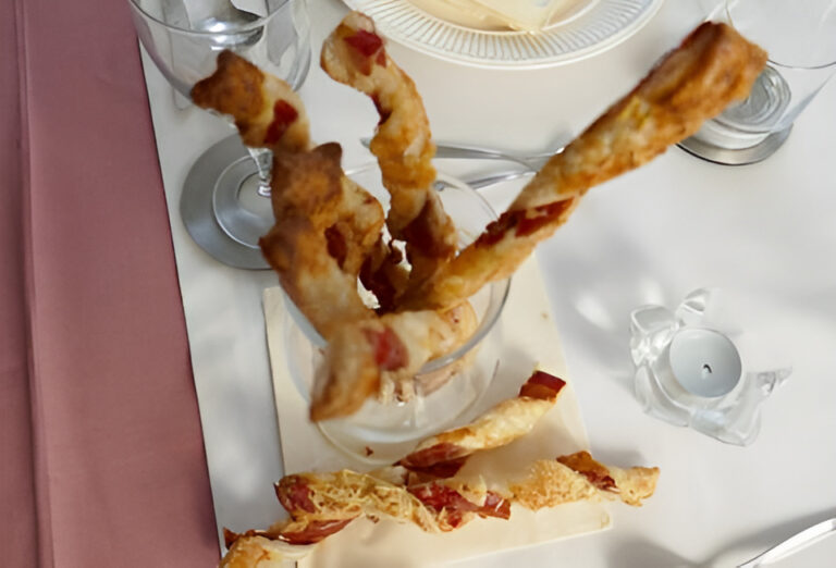 Bladerdeegstengels met serranoham en pecorino. Razend lekker