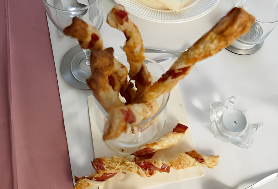 Bladerdeegstengels met serranoham en pecorino. Razend lekker
