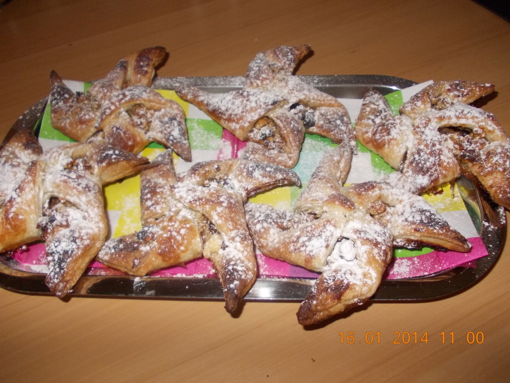 Bladerdeegsterren gevuld met noten en cranberry’s