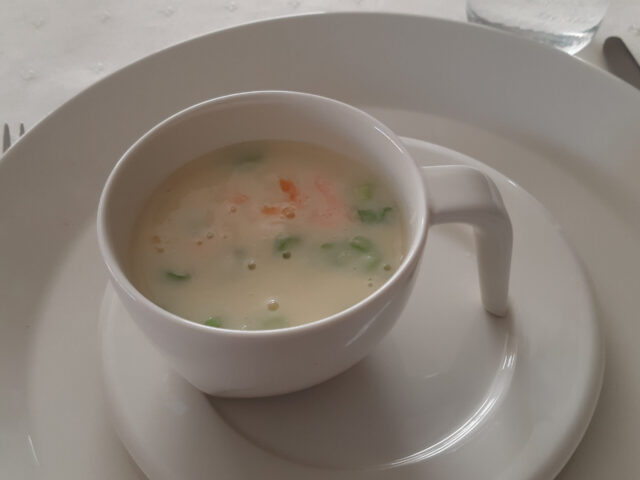 Bloemkoolcrèmesoep met warmgerookte zalm en lente-uitjes