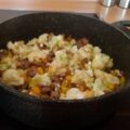 Bloemkoolpannetje met geruld gehakt, champignons, paprika en roomkaas