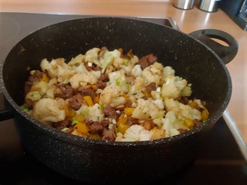 Bloemkoolpannetje met geruld gehakt, champignons, paprika en roomkaas
