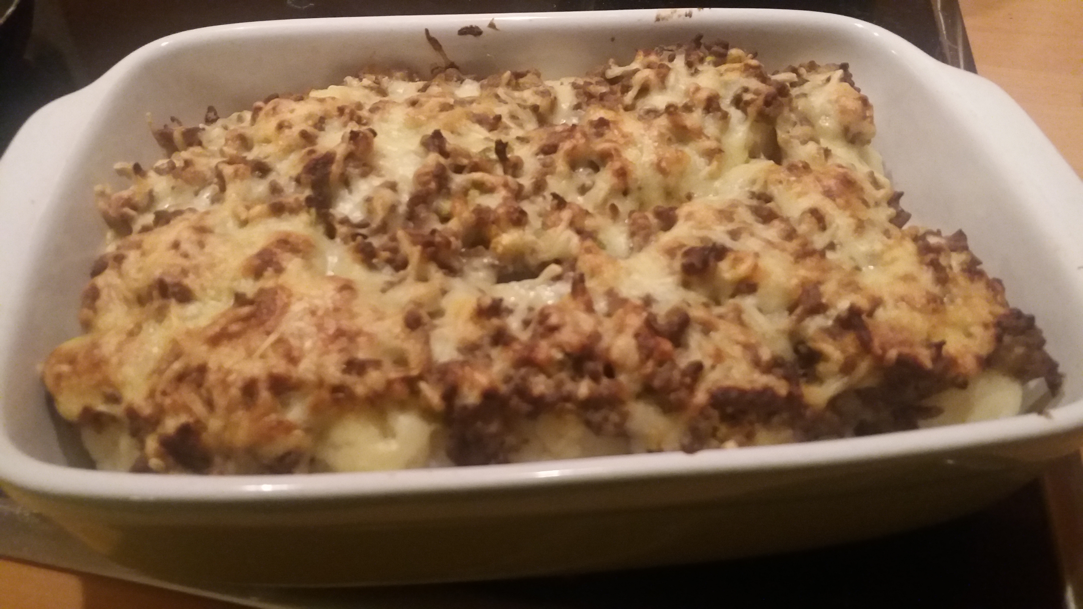 Gegratineerde bloemkool met een romige gehaktsaus