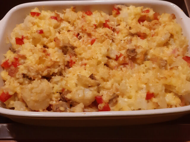 Bloemkoolschotel met champignons, paprika en kaas