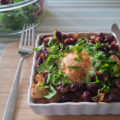 Eenpersoons vegetarische bonenschotel met een eitje uit de aifryer