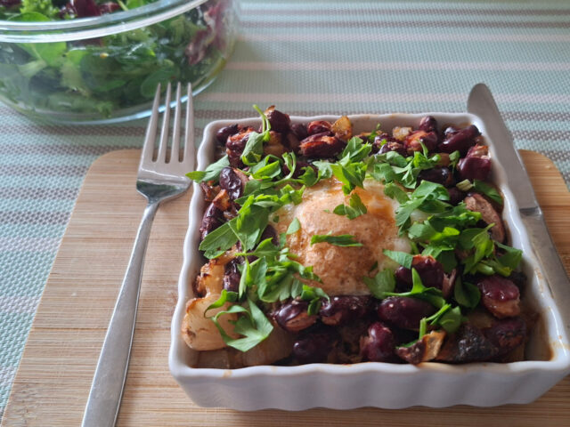 Eenpersoons vegetarische bonenschotel met een eitje uit de aifryer