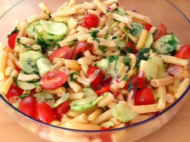 Boterbonensalade met tomaat en komkommer