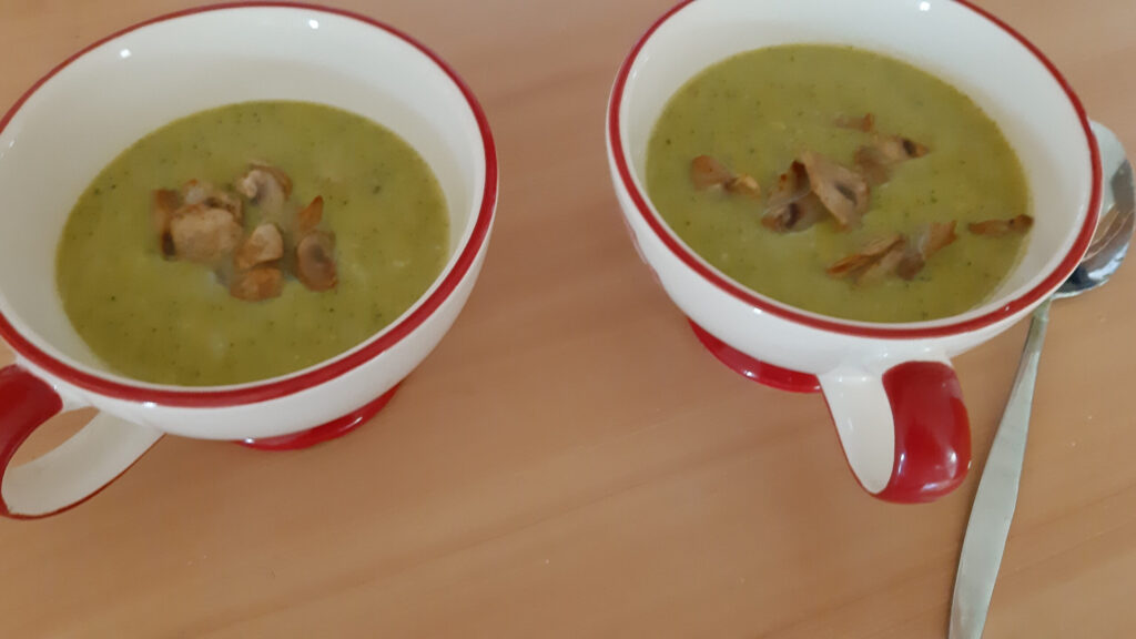 Broccoli-groentesoep met gebakken champignons