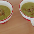 Romige broccoli-groentesoep met gebakken champignons
